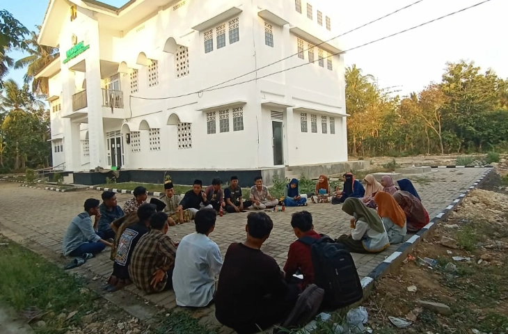 Kolaborasi Antar UKM, Teater Rakyat Taresna Bersama LPM Dialektika Gelar Kajian Sastra