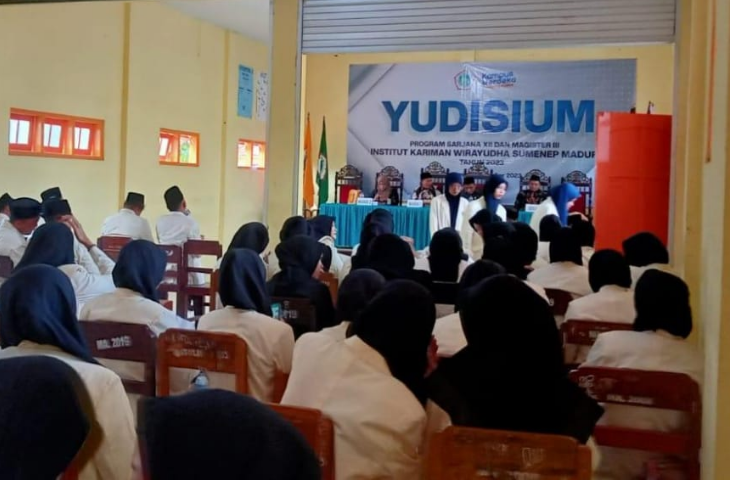 Rektor INKADHA Sumenep Sampaikan Kelebihan Kuliah di Depan Ratusan Peserta Yudisium
